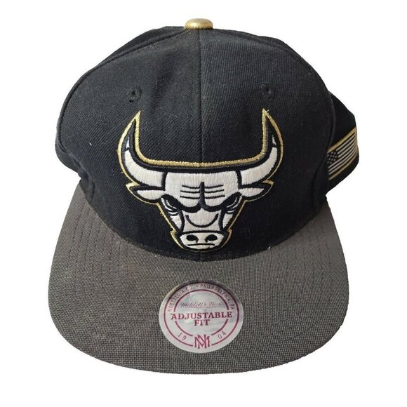 Chicago Bulls NBA Snapback Cap Hat Adjustable Black Gold OS Mitchell & Nes New - Picture 1 of 12